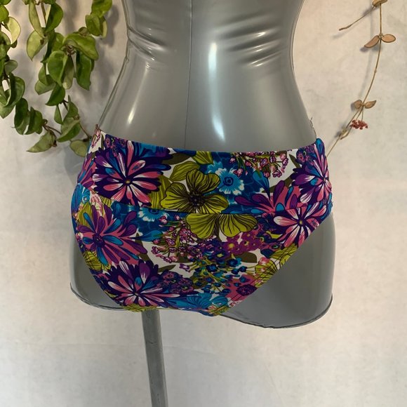 Knotted-Front Swim Crop Top  👙 - Picture 9 of 9